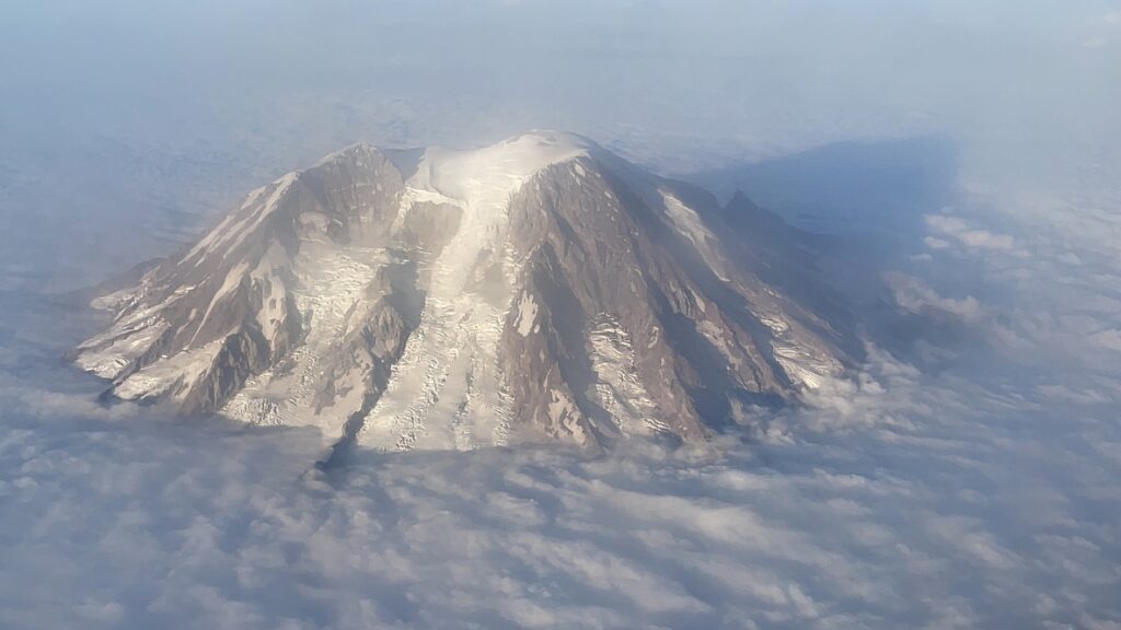 a Mt. Rainier with snow on top